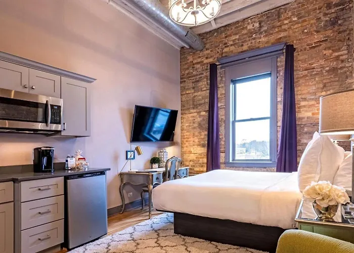 124 Lofts - Downtown Dundee - Walk To Dining West Dundee